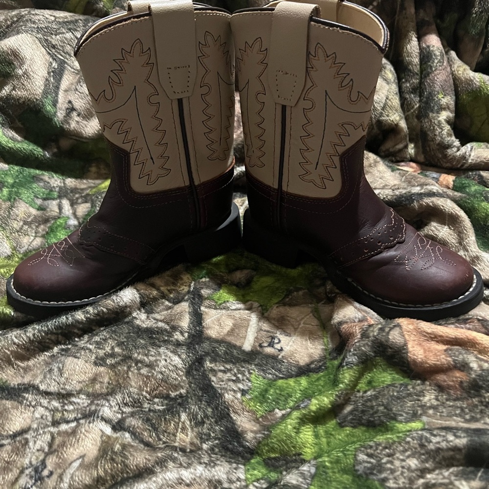 Boys cowboy boots, like New! Size 6.0-D.